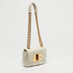 مملوكة مسبقًا حقيبة كتف توم فورد "ناتاليا" صغيرة مبطنة مخططة بيضاء فاتحة