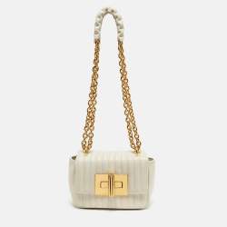 مملوكة مسبقًا حقيبة كتف توم فورد "ناتاليا" صغيرة مبطنة مخططة بيضاء فاتحة