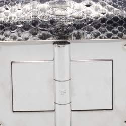 مملوكة مسبقًا حقيبة كتف توم فورد ناتاليا جلد ثعبان فضي ميتالك بسلسلة صغيرة