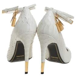 Pre Owned حذاء كعب عالي توم فورد مزين قفل سير كاحل و مقدمة مدببة جلد ثعبان أبيض مقاس 36