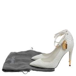 Pre Owned حذاء كعب عالي توم فورد مزين قفل سير كاحل و مقدمة مدببة جلد ثعبان أبيض مقاس 36