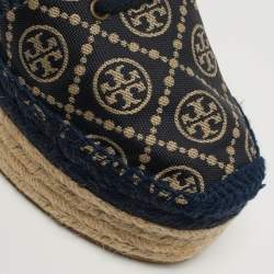 مملوكة مسبقًا Tory Burch Size 38 Navy Blue/Beige T Monogram Canvas Espadrille Wedge Sandals