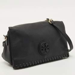 Pre Owned حقيبة كروس توري برش جلد أسود بخياطة زينة مطوية