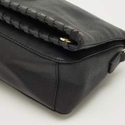 Pre Owned حقيبة كروس توري برش جلد أسود بخياطة زينة مطوية