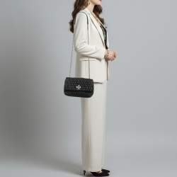 مملوكة مسبقًا حقيبة كتف توري برش كيرا صغيرة قش كروشيه بيج