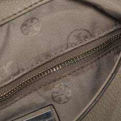 Pre Owned حقيبة ظهر توري برش بشعار رفرف جلد رمادي مزينة بشرابة