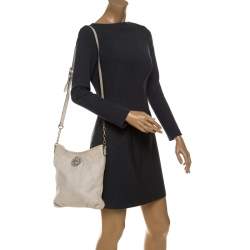 Pre Owned حقيبة كروس توري برش جلد كريمي