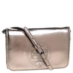 مملوكة مسبقًا Tory Burch Metallic Grey Patent Leather Flap Crossbody Bag