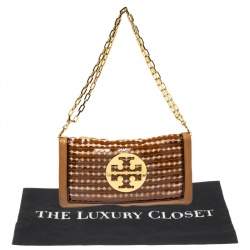 مملوكة مسبقًا حقيبة كلتش توري برش ريفا قلاب سلسلة جلد و قماش و بلاستيك مشمع تفريغات ذهبي و بني 