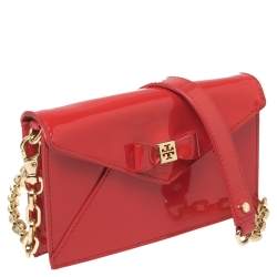 مملوكة مسبقًا Tory Burch Red Patent Leather Bow Wallet On Chain