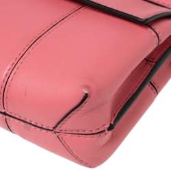 مملوكة مسبقًا حقيبة كروس تورى برش جلد وردية حرف عريضة حرف تي صغيرة