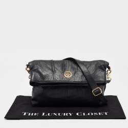 مملوكة مسبقًا حقيبة كتف توري برش جلد أسود قابلة للطي