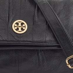 مملوكة مسبقًا حقيبة كتف توري برش جلد أسود قابلة للطي