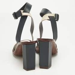 Pre Owned صندل توري برش كعب عريض جلد أزرق كحلي/كريمي مع حزام للكاحل مقاس 38.5