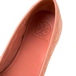مملوكة مسبقًا حذاء باليرينا فلات توري برش جلد خوخي مبطن بفيونكة مزينة مقاس 39.5