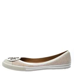 Pre Owned حذاء باليرينا فلات توري برش جلد أبيض لامع وكانفاس بيج بالشعار مقاس 40.5