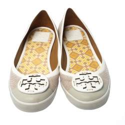 Pre Owned حذاء باليرينا فلات توري برش جلد أبيض لامع وكانفاس بيج بالشعار مقاس 40.5