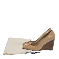 مملوكة مسبقًا Tory Burch Beige Patent Leather Lowell New Logo Wedge Pumps Size 37 