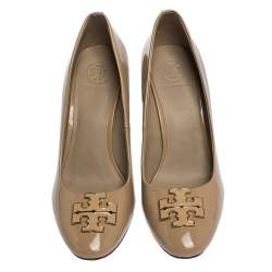 مملوكة مسبقًا Tory Burch Beige Patent Leather Lowell New Logo Wedge Pumps Size 37 