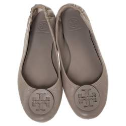 Pre Owned حذاء فلات باليه توري برش شعار مجعد ميني جلد رمادي مقاس 37.5