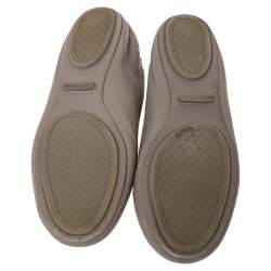 Pre Owned حذاء فلات باليه توري برش شعار مجعد ميني جلد رمادي مقاس 37.5