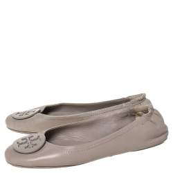 Pre Owned حذاء فلات باليه توري برش شعار مجعد ميني جلد رمادي مقاس 37.5