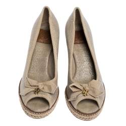 Pre Owned Tory Burch Beige Canvas Jackie Bow Peep Toe Wedge Espadrille Pumps Size 35.5