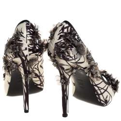 Pre Owned حذاء كعب عالى تورى برش مقدمة مفتوحة بيكسى مزخرف ساتان طباعة أسود / أبيض مقاس 38.5