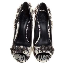 Pre Owned حذاء كعب عالى تورى برش مقدمة مفتوحة بيكسى مزخرف ساتان طباعة أسود / أبيض مقاس 38.5