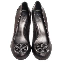  Tory Burch Metallic Grey Leather Embellished Logo Pumps Size 38.5