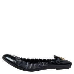مملوكة مسبقًا Tory Burch Navy Blue Leather and Patent Leather Cap Toe Scrunch  Ballet Flats Size 37.5