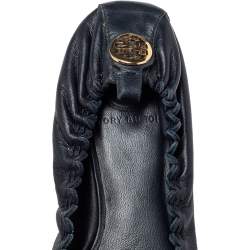 مملوكة مسبقًا Tory Burch Navy Blue Leather and Patent Leather Cap Toe Scrunch  Ballet Flats Size 37.5