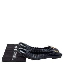 مملوكة مسبقًا Tory Burch Navy Blue Leather and Patent Leather Cap Toe Scrunch  Ballet Flats Size 37.5