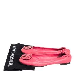 Pre Owned حذاء باليرينا فلات توري برش ريفا جلد وردي سكرانش مقاس 38