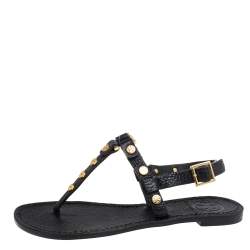 Pre Owned صندل توري برش فتحة كعب بإصبع مرصع جلد أسود مقاس 35.5