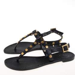 Pre Owned صندل توري برش فتحة كعب بإصبع مرصع جلد أسود مقاس 35.5