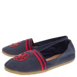 مملوكة مسبقًا حذاء فلات توري برش جلد لامع وكانفاس أحمر/أزرق كحلي مزين شعار الماركة سليب أون مقاس 38