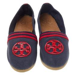 مملوكة مسبقًا حذاء فلات توري برش جلد لامع وكانفاس أحمر/أزرق كحلي مزين شعار الماركة سليب أون مقاس 38