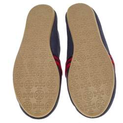 مملوكة مسبقًا حذاء فلات توري برش جلد لامع وكانفاس أحمر/أزرق كحلي مزين شعار الماركة سليب أون مقاس 38