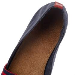 مملوكة مسبقًا حذاء فلات توري برش جلد لامع وكانفاس أحمر/أزرق كحلي مزين شعار الماركة سليب أون مقاس 38