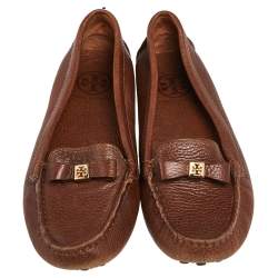 مملوكة مسبقًا حذاء لوفرز توري برش جلد بني مزين فيونكة سليب أون مقاس 36.5