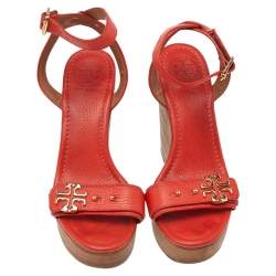 Pre Owned صندل توري برش جلد أحمر مرجاني بمقدمة مفتوحة وحزام كاحل بكعب روكي مقاس 38