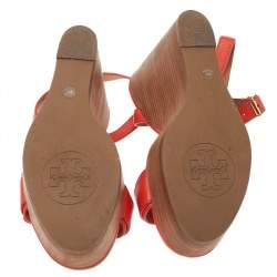 Pre Owned صندل توري برش جلد أحمر مرجاني بمقدمة مفتوحة وحزام كاحل بكعب روكي مقاس 38