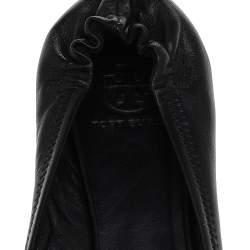 Pre Owned حذاء فلات باليرينا شعار ميني ترافيل جلد أسود مقاس 38.5