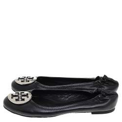 Pre Owned حذاء فلات باليرينا شعار ميني ترافيل جلد أسود مقاس 38.5