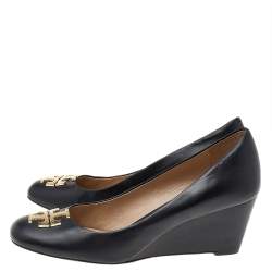 Pre Owned حذاء كعب عالي توري برش كعب روكي شعار معدن جلد أسود مقاس 39