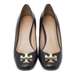 Pre Owned حذاء كعب عالي توري برش كعب روكي شعار معدن جلد أسود مقاس 39