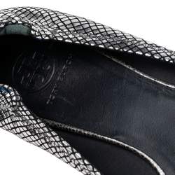 مملوكة مسبقًا Tory Burch Silver Snakeskin Embossed Leather Logo Ballet Flats Size 41