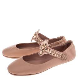 مملوكة مسبقًا حذاء باليرينا فلات توري برش جلد بيج مزخرف بحزام مقاس 36.5