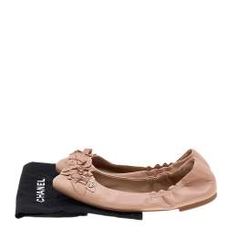 Pre Owned Tory Burch Beige Leather Flower Scrunch Ballet Flats Size 38